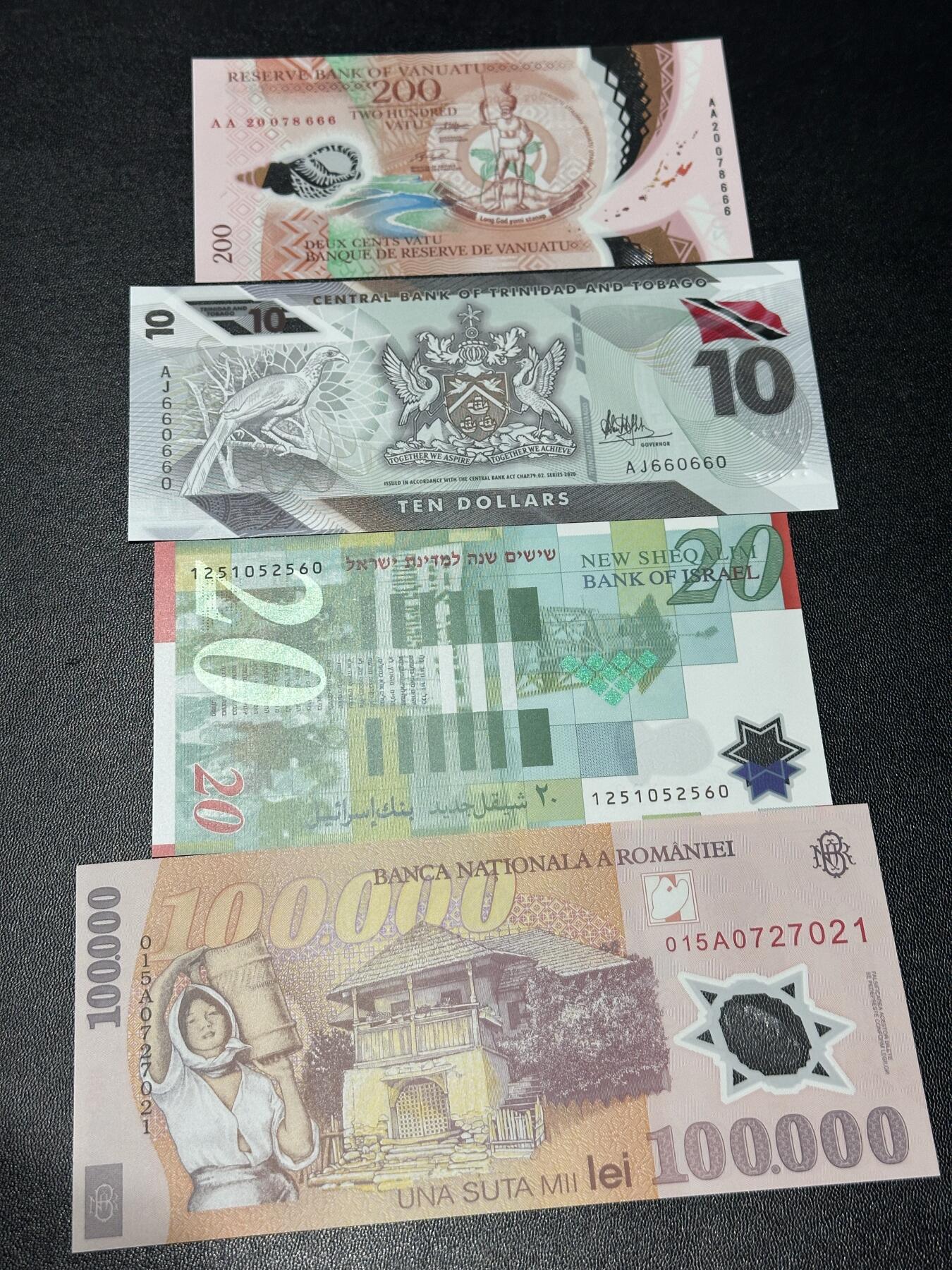 《外钞收藏家》第六百一十四期（精选场）（长期征集拍品、欢迎藏友们联系合作） 瓦努图200 AA冠豹子号666+特里达尼亚和多巴哥10 重复号660660圆圆号+以色列20无47+罗马尼亚10万A冠 四张塑料钞一起 全新UNC