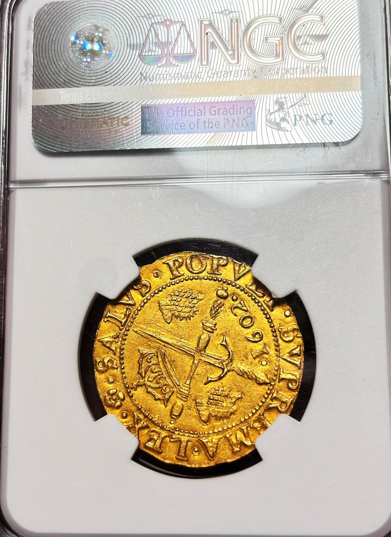 (800期大拍拍品火热征集中🔥）【Blue Auction】世界纸币精拍第790期——18级TOP拍卖/信誉/品质/专业/高效💫  【仅3枚更高分 铸造于Unite金币前夜 是苏格兰独立发行的最后一批高面值金币】苏格兰1602年詹姆斯六世 “剑与权杖”金币(象征君主拥有武力与律法的双重权力) NGC MS61细节清晰 保存非常完好 极为珍贵（伊丽莎白一世于1603年驾崩，詹姆斯六世南下继承英格兰王位，成为英格兰詹姆斯一世，开启斯图亚特王朝，从此英苏共主，统一了英国币制，此币是独立苏格兰君主制的最后象征之一 历史意义深厚）