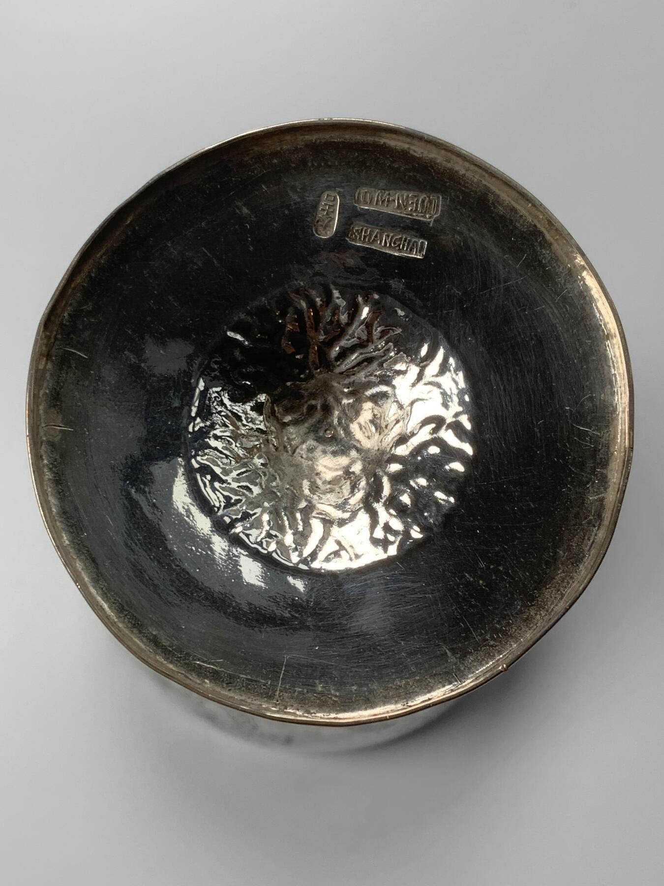 掌中浮雕-藏着的欧洲第053场 清末民初十三行联合银楼喜鹊登梅银杯，工艺很巧妙，杯柄做成了梅树树干，底座上浮雕了树根，杯壁上崭刻了梅花了喜鹊。纯银杯，底座内侧有标。luen-wo联合银楼，起源于广州十三行的粤帮银楼，1860-1920年代开设于上海。重量147.3克，高度12cm，口径8.7cm