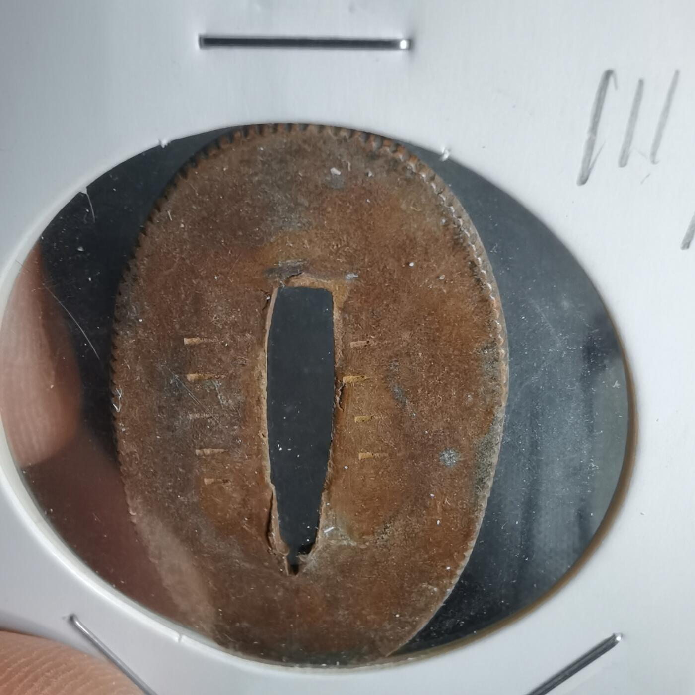 沼泽如烟--第1011场 日本武士刀的装具，叫做切羽（せっぱ / Seppa），也叫“锷座”或“刀镡垫片”。