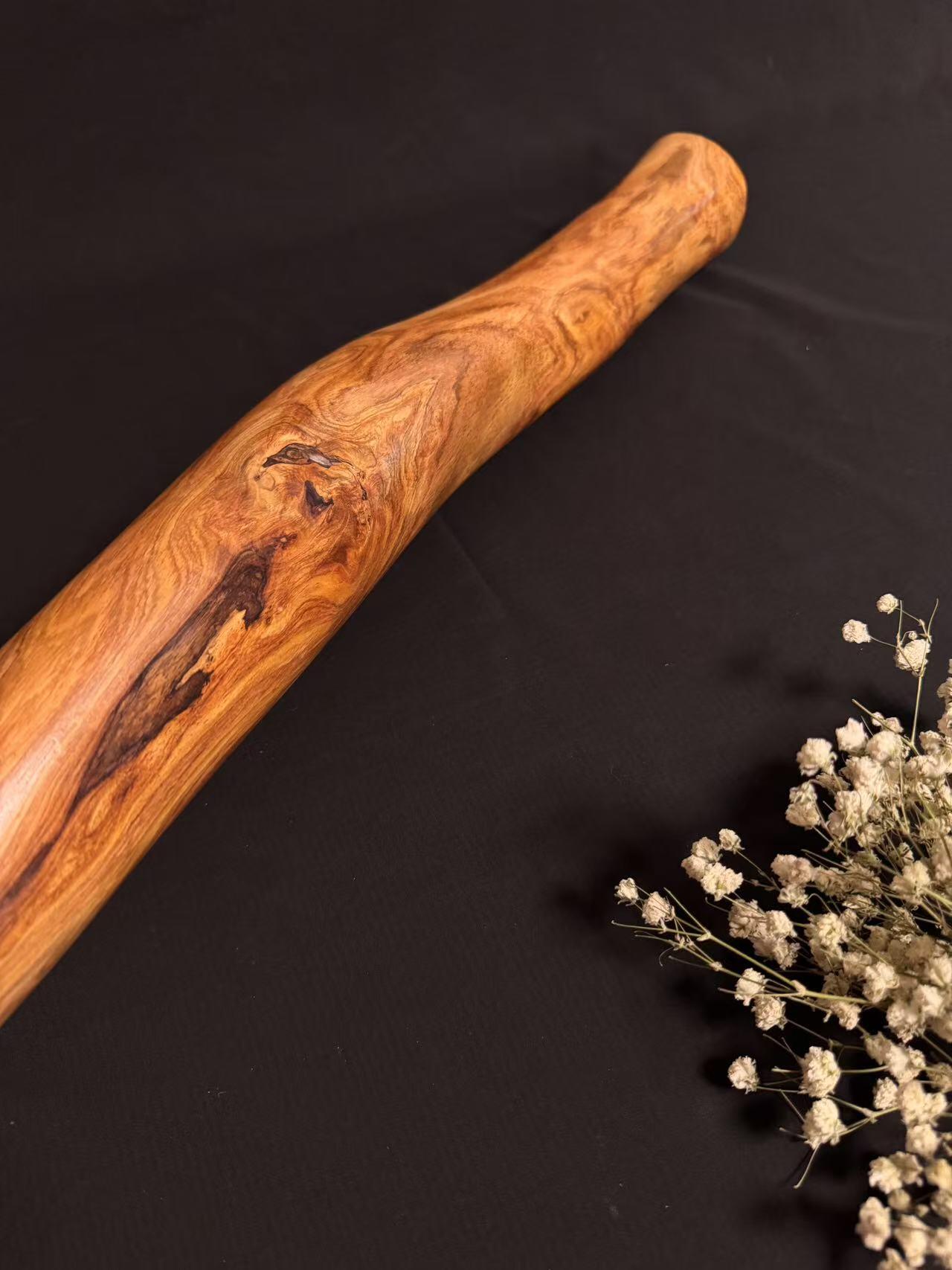 零元拍：NO.13终于在节前收到这批送出去加工的海南黄花梨随型把玩棍横财，这也许就是玩木头的乐趣吧，每一个花纹都独一无二，是自然与匠心的完美邂逅。 它保留了木材最本真的曲线，每一处起伏都像是时光在木头上留下的指纹。尺寸：565/40/50MM