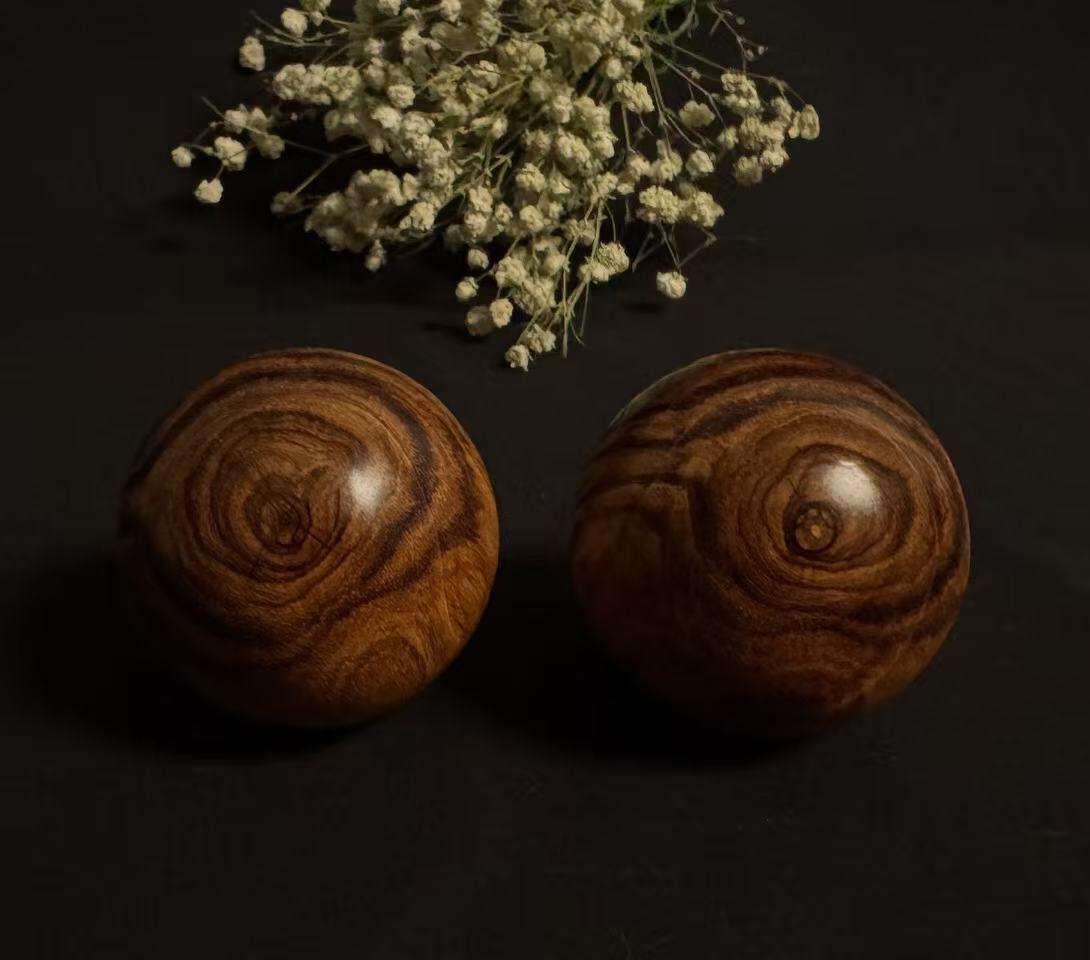 零元拍：  超美对眼海南黄花梨超大手球一对，尺寸：54-55MM