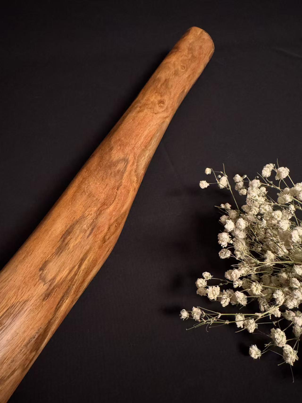 零元拍：NO.20终于在节前收到这批送出去加工的海南黄花梨随型把玩棍横财，这也许就是玩木头的乐趣吧，每一个花纹都独一无二，是自然与匠心的完美邂逅。 它保留了木材最本真的曲线，每一处起伏都像是时光在木头上留下的指纹。尺寸：570/45/55MM