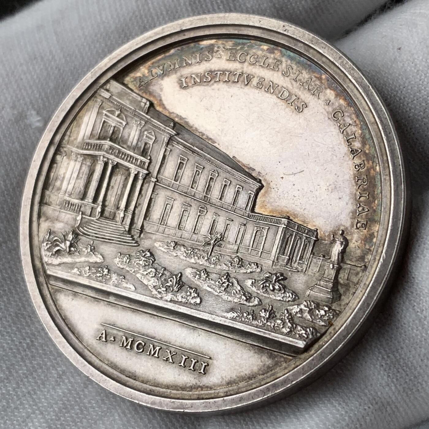 掌中浮雕-藏着的欧洲第053场 1913年梵蒂冈教皇庇护十世头像，卡拉布里亚神学院纪念银章，44 mm，35.7g