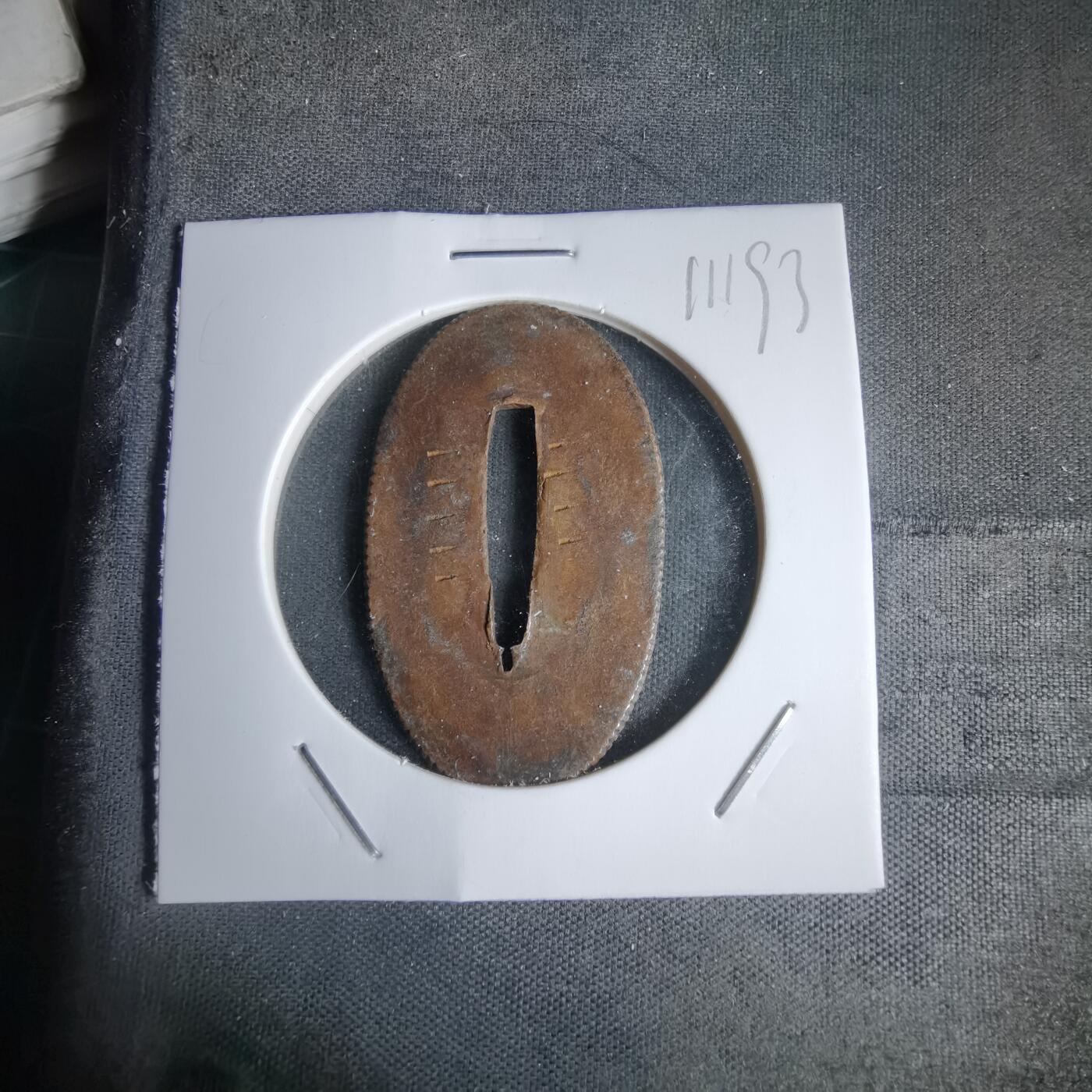 沼泽如烟--第1011场 日本武士刀的装具，叫做切羽（せっぱ / Seppa），也叫“锷座”或“刀镡垫片”。