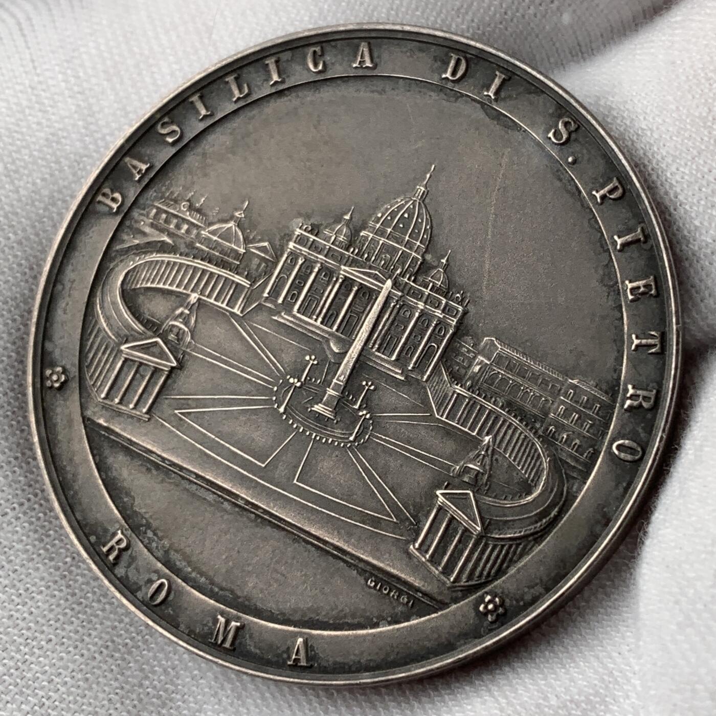 掌中浮雕-藏着的欧洲第053场 1975年宗教纪念银章，正面圣彼得大教堂广场，40mm，32g
