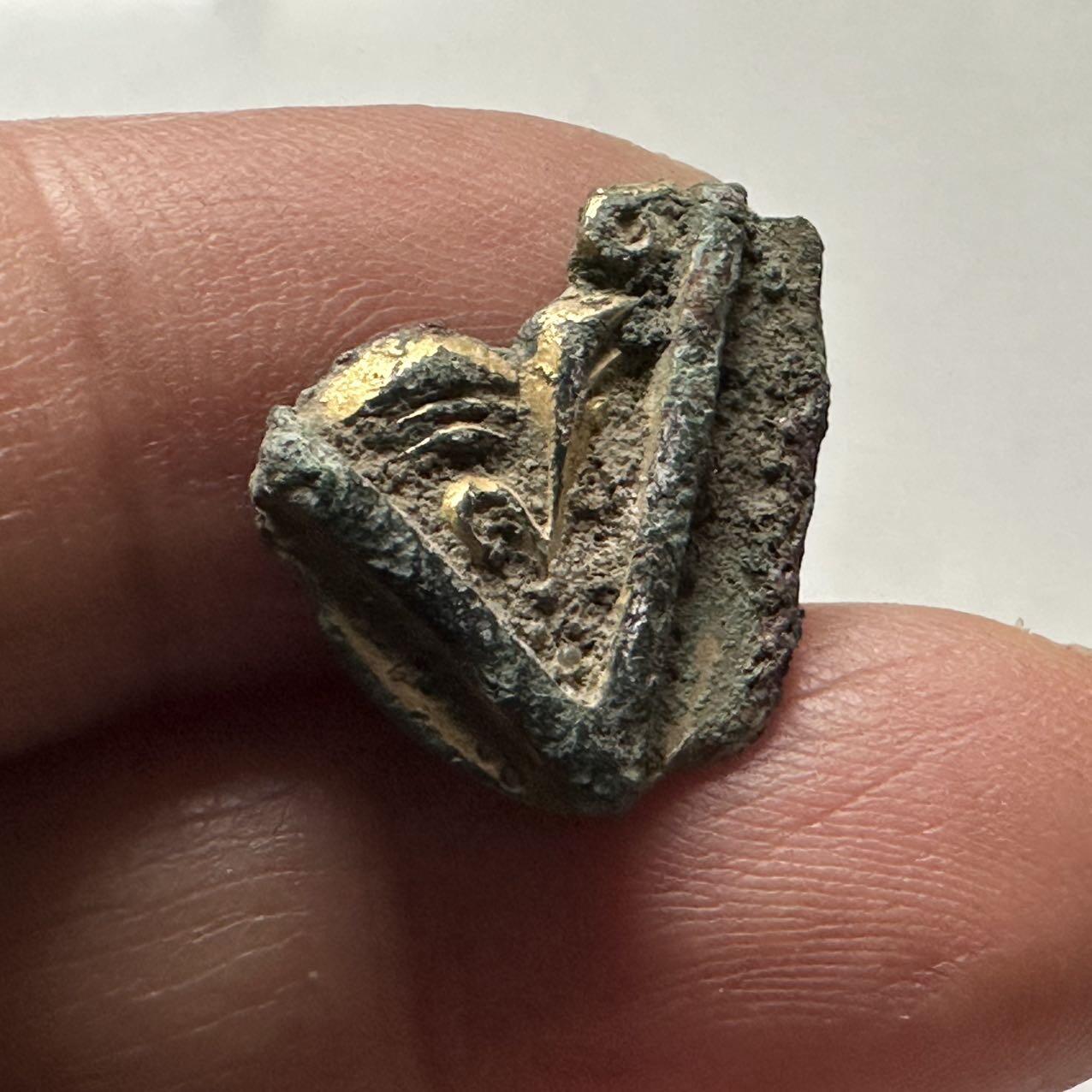 🌹外币初藏🌹🐯2026年第24场  每周二四六晚8️⃣点 接代拍 中国唐代鎏金铜佛背光残件 双叶纹 长约2cm 重约2.4g 生坑绿锈