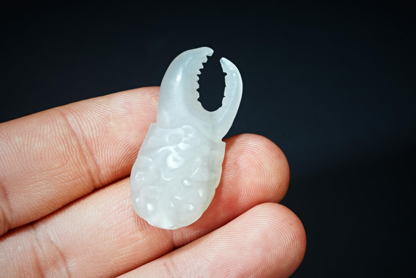 上海都达杂项专场四十四【全场包邮】  天然和田玉精雕《手里有钳》挂件91-109