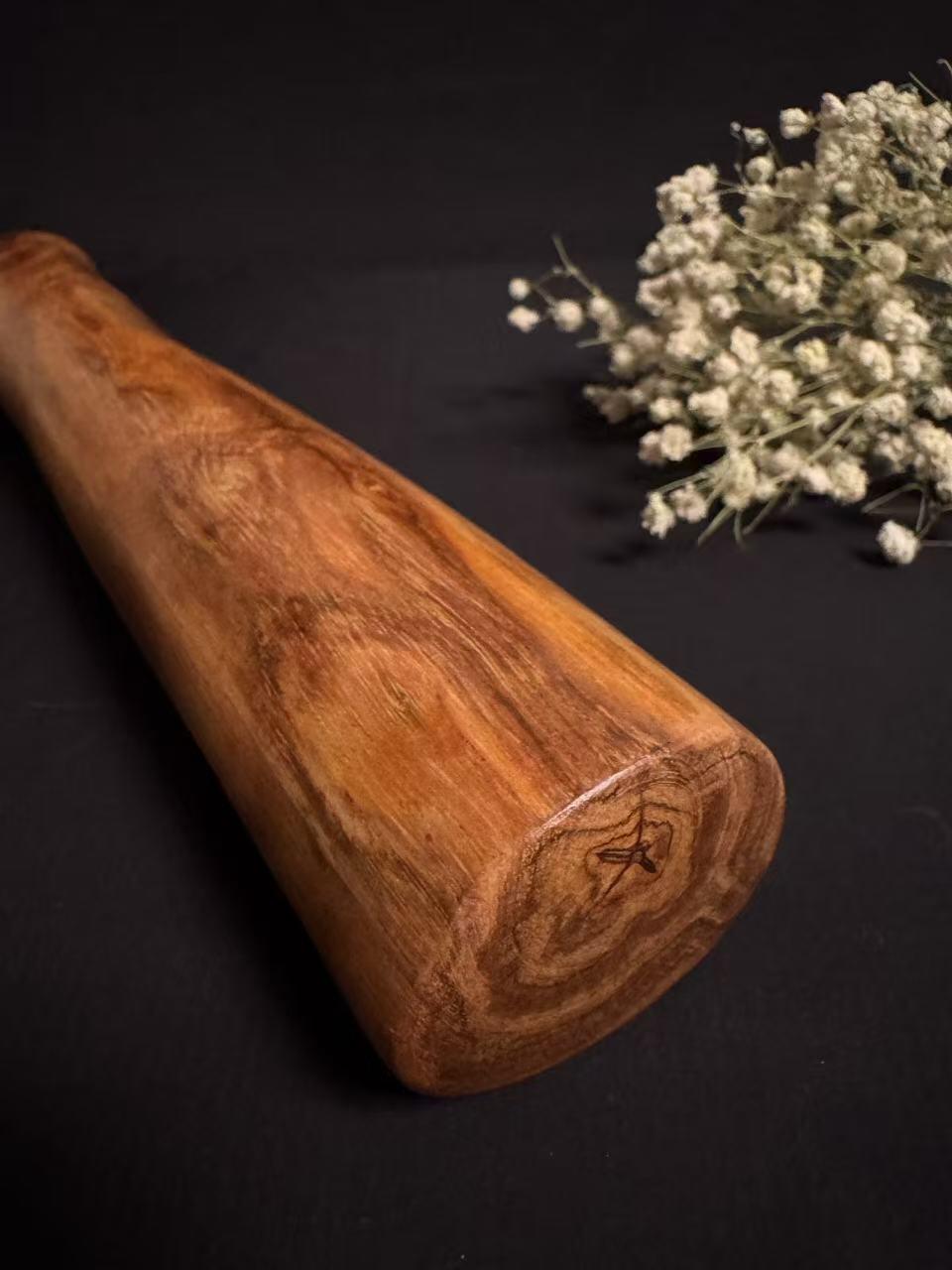 零元拍：NO.20终于在节前收到这批送出去加工的海南黄花梨随型把玩棍横财，这也许就是玩木头的乐趣吧，每一个花纹都独一无二，是自然与匠心的完美邂逅。 它保留了木材最本真的曲线，每一处起伏都像是时光在木头上留下的指纹。尺寸：570/45/55MM