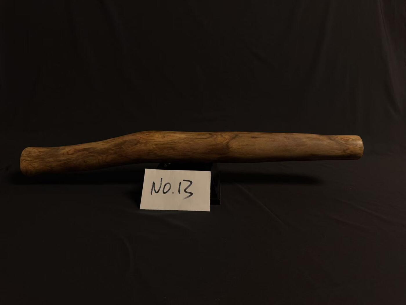 零元拍：NO.13终于在节前收到这批送出去加工的海南黄花梨随型把玩棍横财，这也许就是玩木头的乐趣吧，每一个花纹都独一无二，是自然与匠心的完美邂逅。 它保留了木材最本真的曲线，每一处起伏都像是时光在木头上留下的指纹。尺寸：565/40/50MM