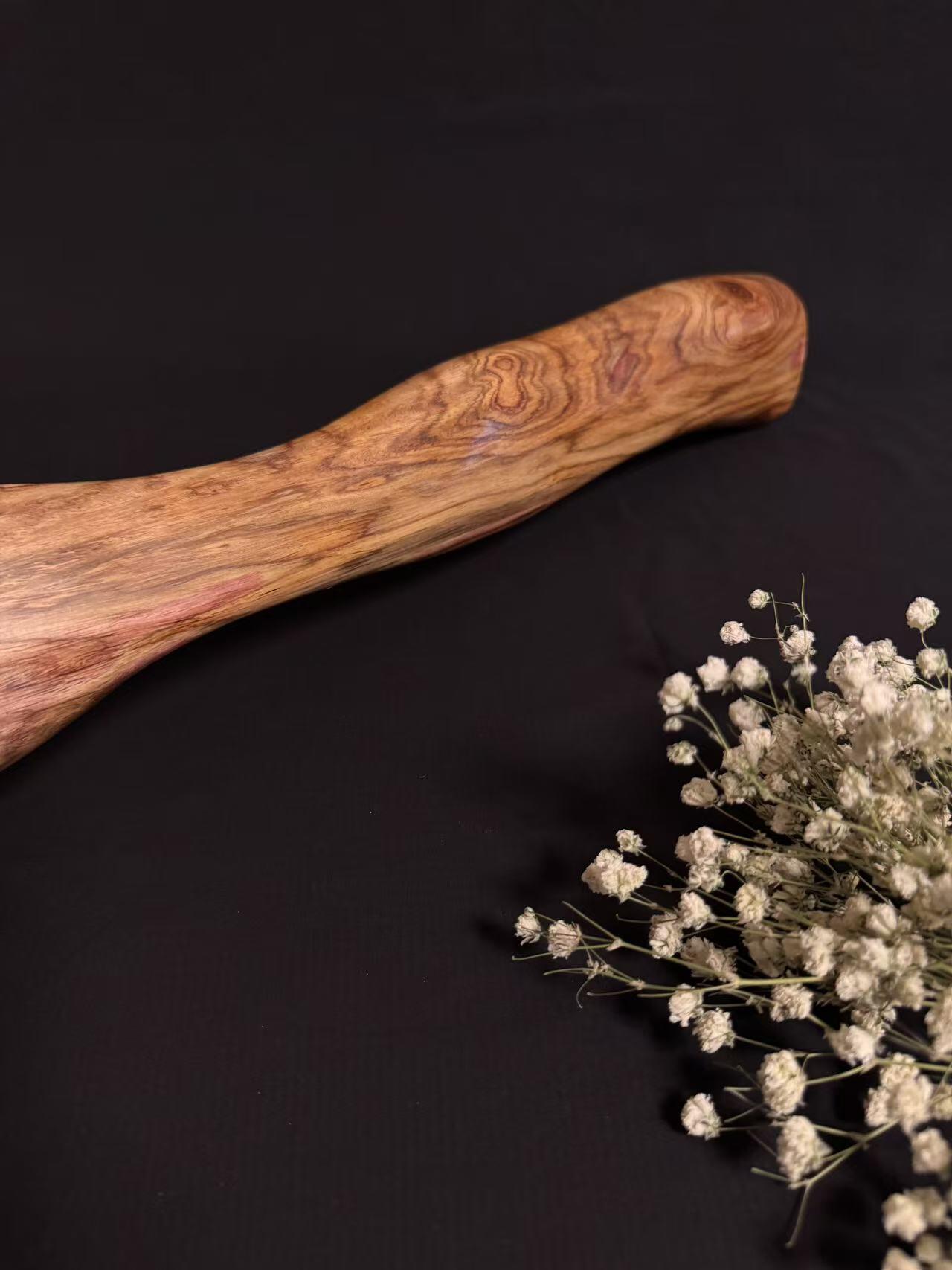 零元拍：NO.11终于在节前收到这批送出去加工的海南黄花梨随型把玩棍横财，这也许就是玩木头的乐趣吧，每一个花纹都独一无二，是自然与匠心的完美邂逅。 它保留了木材最本真的曲线，每一处起伏都像是时光在木头上留下的指纹。尺寸：550/55/30MM