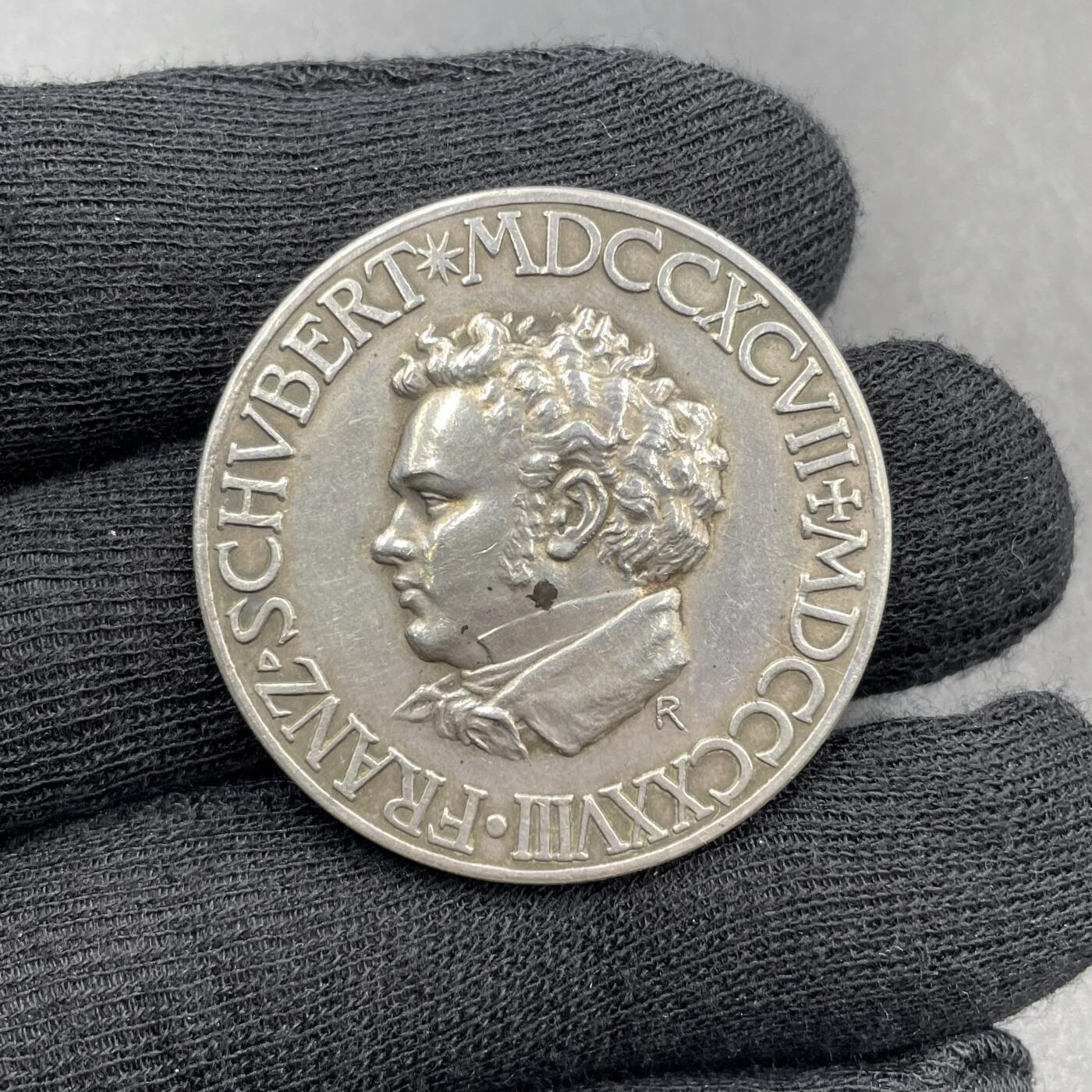 「木头集藏」章牌专场-第69场 Roth～德国1928年银章 音乐家舒伯特逝世100周年纪念，直径：36mm，19.6g，边铭：巴伐利亚造币厂+含银量900。正面是舒伯特肖像，背面文字大意为“献给不朽的德语歌曲大师”。