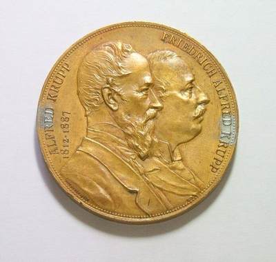 【艺术】德国艺术大章1892年 克虏伯军火商父子及雕像高浮雕大镀金章 42MM - 【艺术】德国艺术大章1892年 克虏伯军火商父子及雕像高浮雕大镀金章 42MM