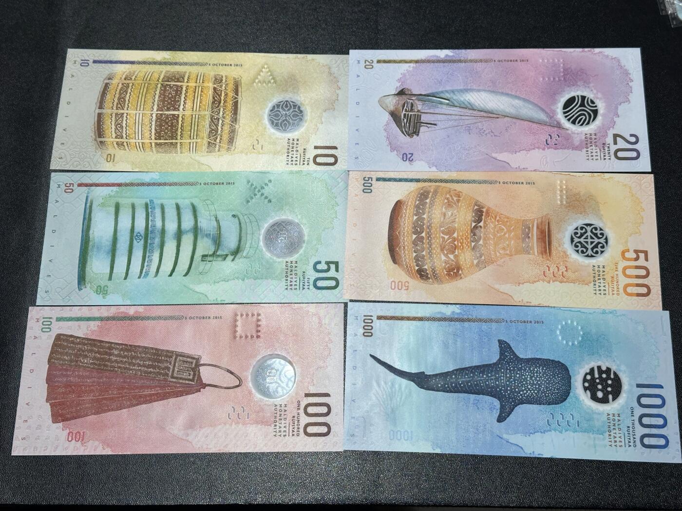 《外钞收藏家》第六百一十四期（精选场）（长期征集拍品、欢迎藏友们联系合作） 2015年马尔代夫10-1000面额 六张一起 A冠 全同号 重复号131313 人二 全新UNC