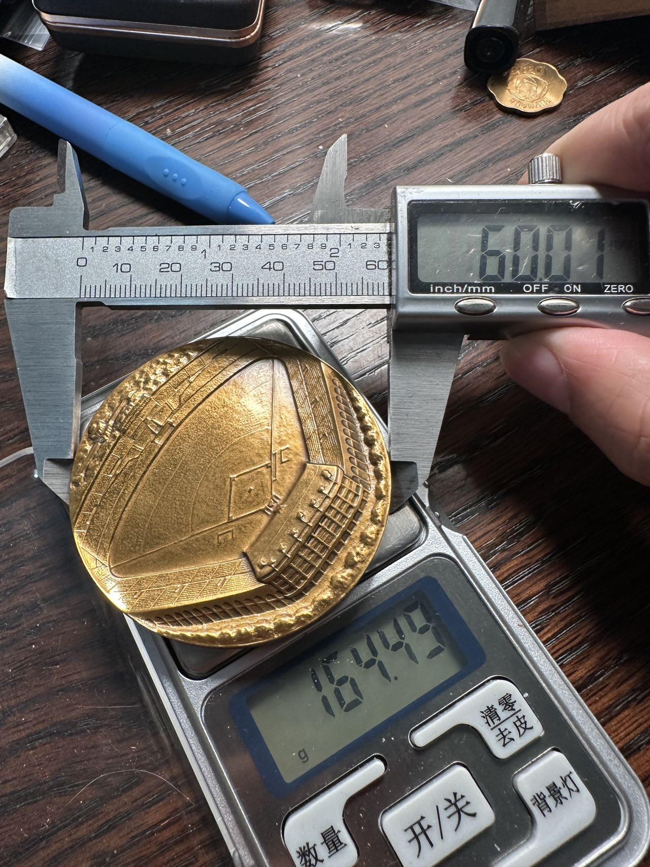 蒂克钱币-第59场 日本企业章 徽章拍卖 1978年度日本职业棒球中央联盟（Central League）冠军——养乐多燕子（Yakult Swallows）在明治神宫棒球场夺冠纪念黄铜章 60mm 120g