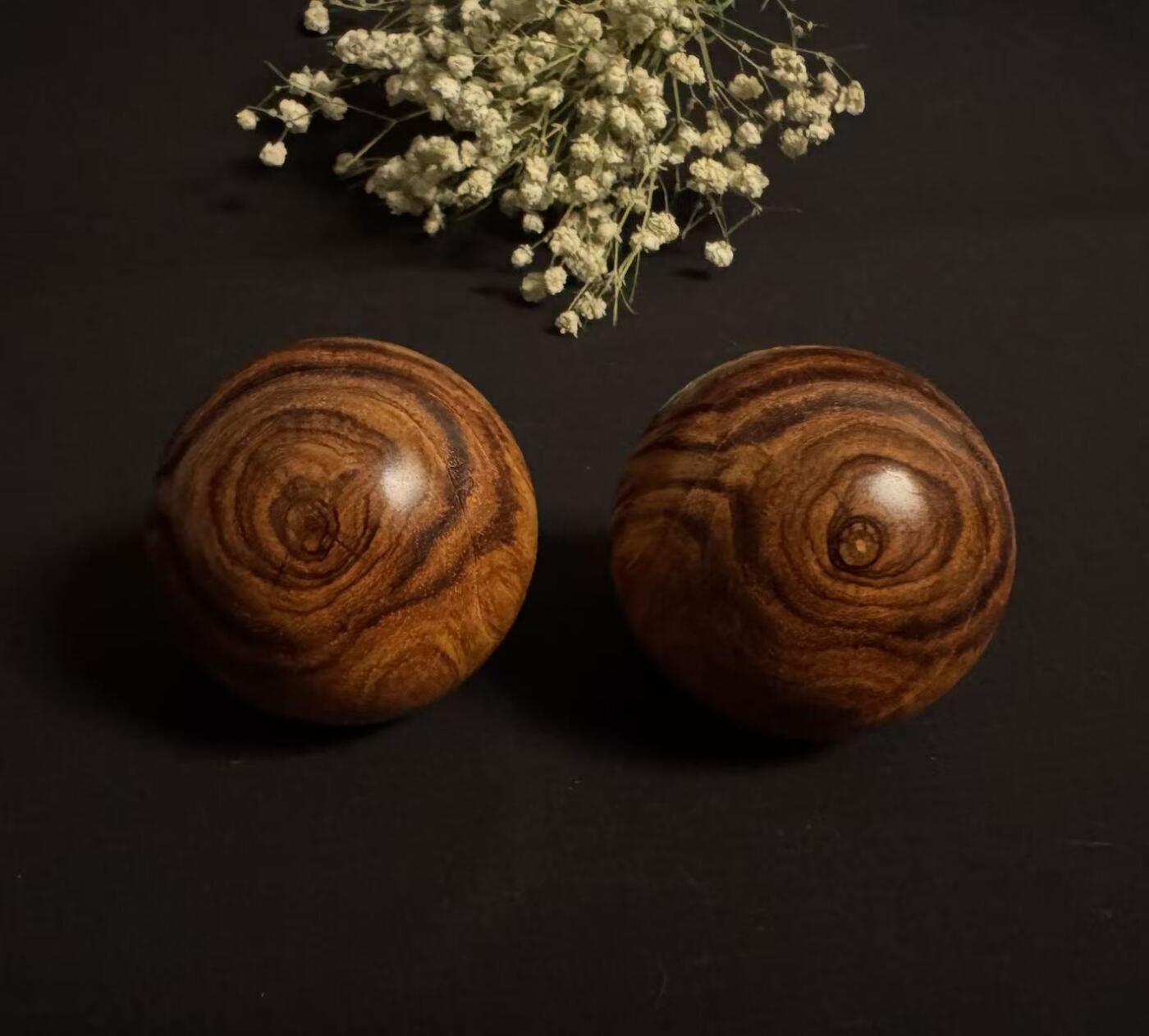 零元拍：  超美对眼海南黄花梨超大手球一对，尺寸：54-55MM