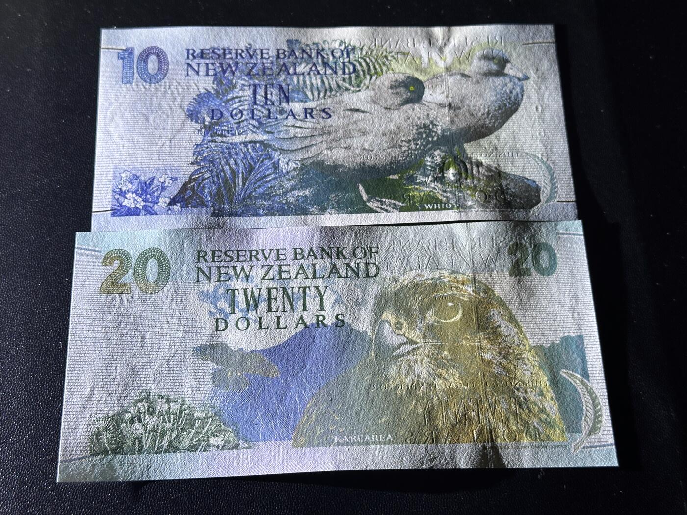 《外钞收藏家》第六百一十四期（精选场）（长期征集拍品、欢迎藏友们联系合作） 新西兰纸币版10元 补号+AA冠20元 2张一起 全新UNC