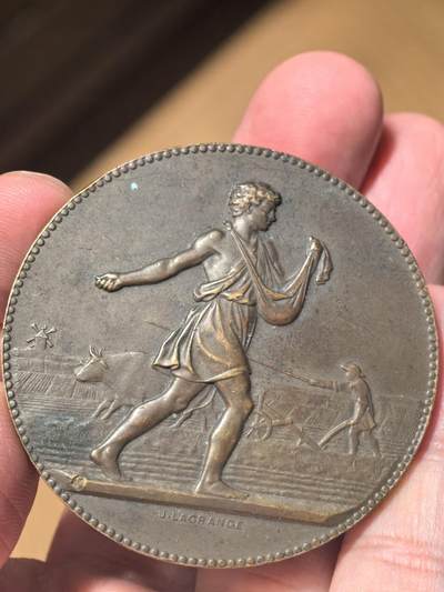 欧洲微章、铜章、银章和银币第二场 - 法国康布雷区农业协会“播种者”大铜章（让·拉格朗日作品）解读与价值评估 这是一枚由法国顶级章牌雕刻师**让·拉格朗日（Jean Lagrange, 1831–1908）设计的康布雷区农业协会（Comice Agricole de l'arrondissement de Cambray）**功勋纪念铜章，是19世纪末至20世纪初法国农业题材章牌的经典之作60.9克