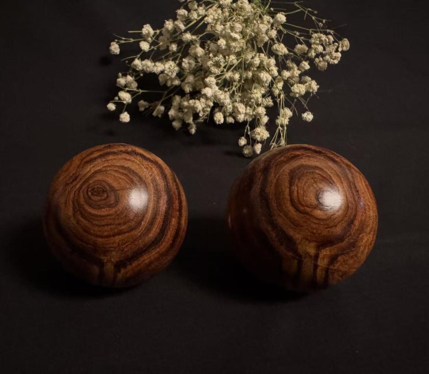 零元拍：  超美对眼海南黄花梨超大手球一对，尺寸：54-55MM