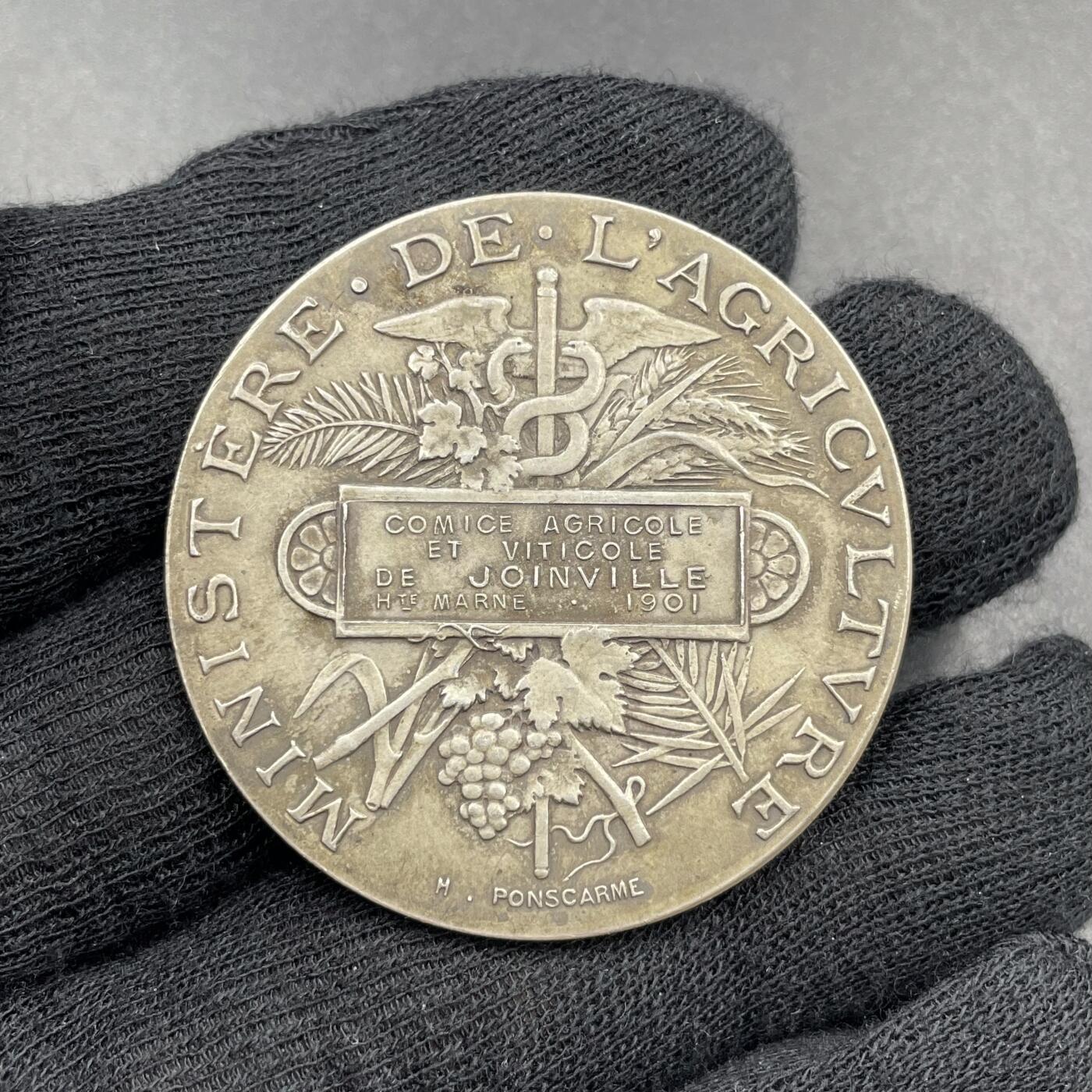 「木头集藏」章牌专场-第69场 H. PONSCARME～1901年法国上马恩省农业与葡萄种植银奖章，直径：41 mm，36.8 g，边铭：丰饶角 ARGENT，品相很不错。