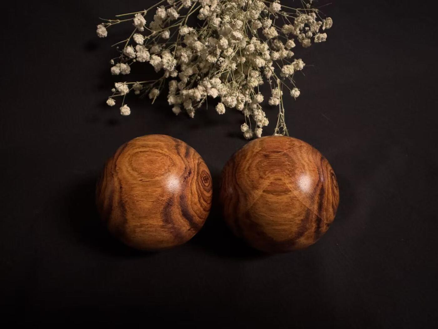 零元拍：  超美对眼海南黄花梨超大手球一对，尺寸：54-55MM