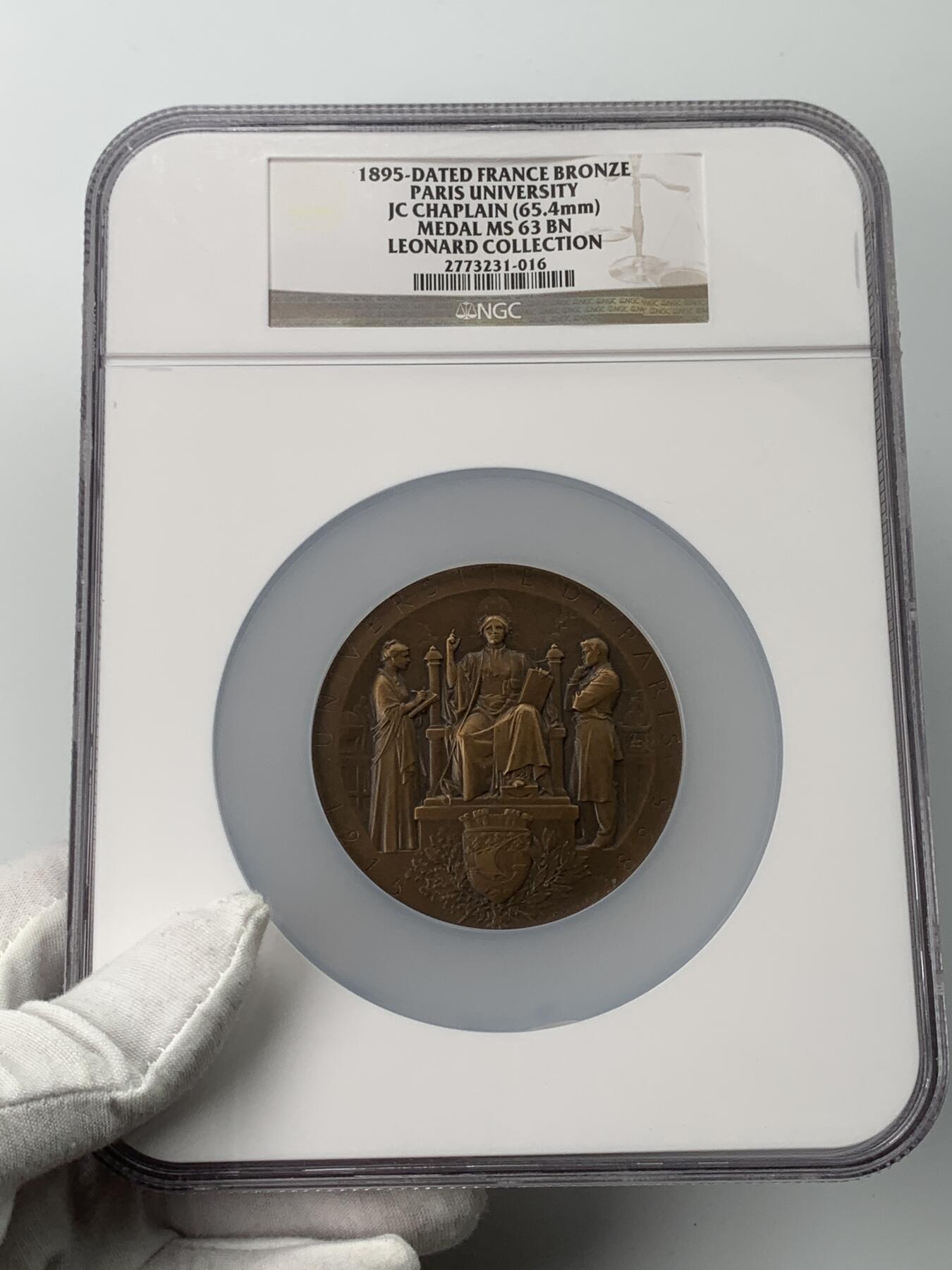 掌中浮雕-藏着的欧洲第053场 NGC MS63 : 1895年法国巴黎大学纪念铜章，65.4mm，沙普兰作品