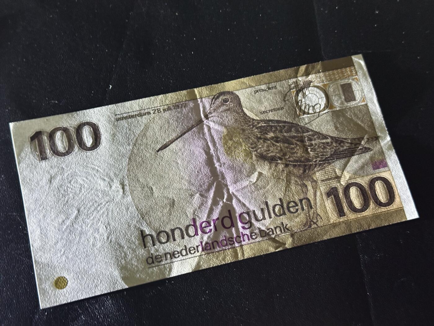 《外钞收藏家》第六百一十四期（精选场）（长期征集拍品、欢迎藏友们联系合作） 1977年荷兰 100盾 水鸟 AU品相