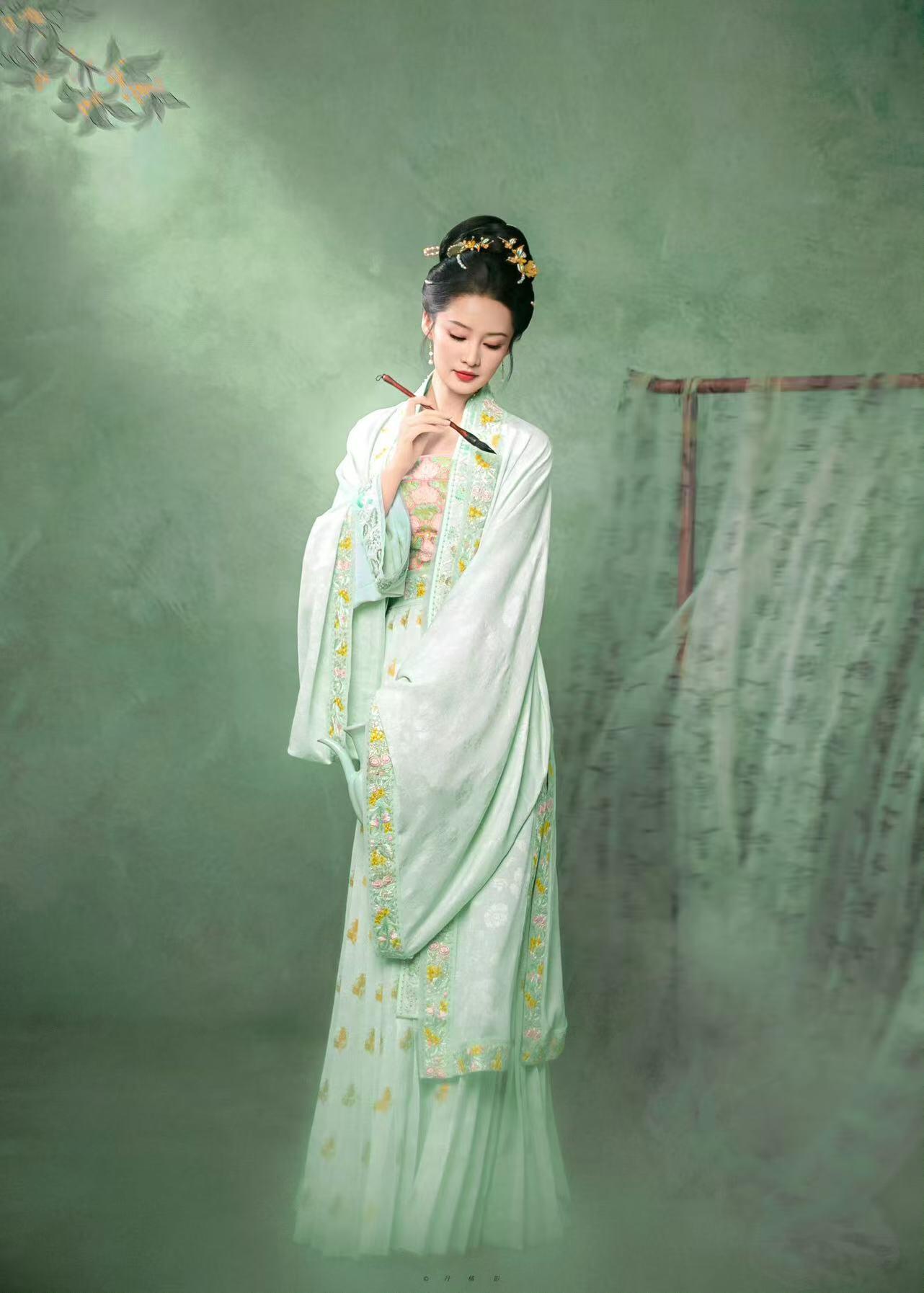 零元拍： 桂落秋窗，词韵千年！你们要的李沁终于来了……2026马年春晚《贺花神》八月桂花花神饰演者李沁亲签春帖！