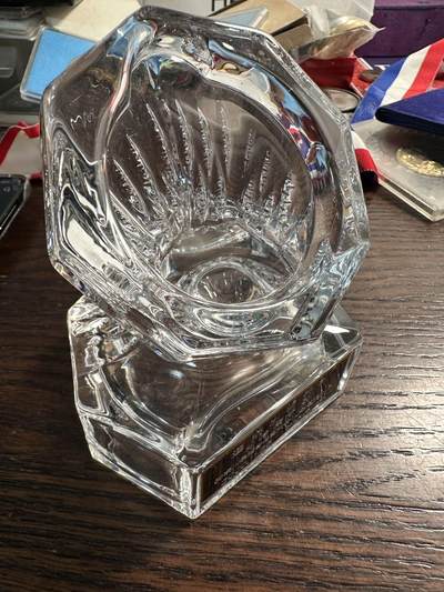 蒂克钱币-第59场 日本企业章 徽章拍卖 - 日本 比赛奖牌展示玻璃杯 顶部可放一枚奖牌