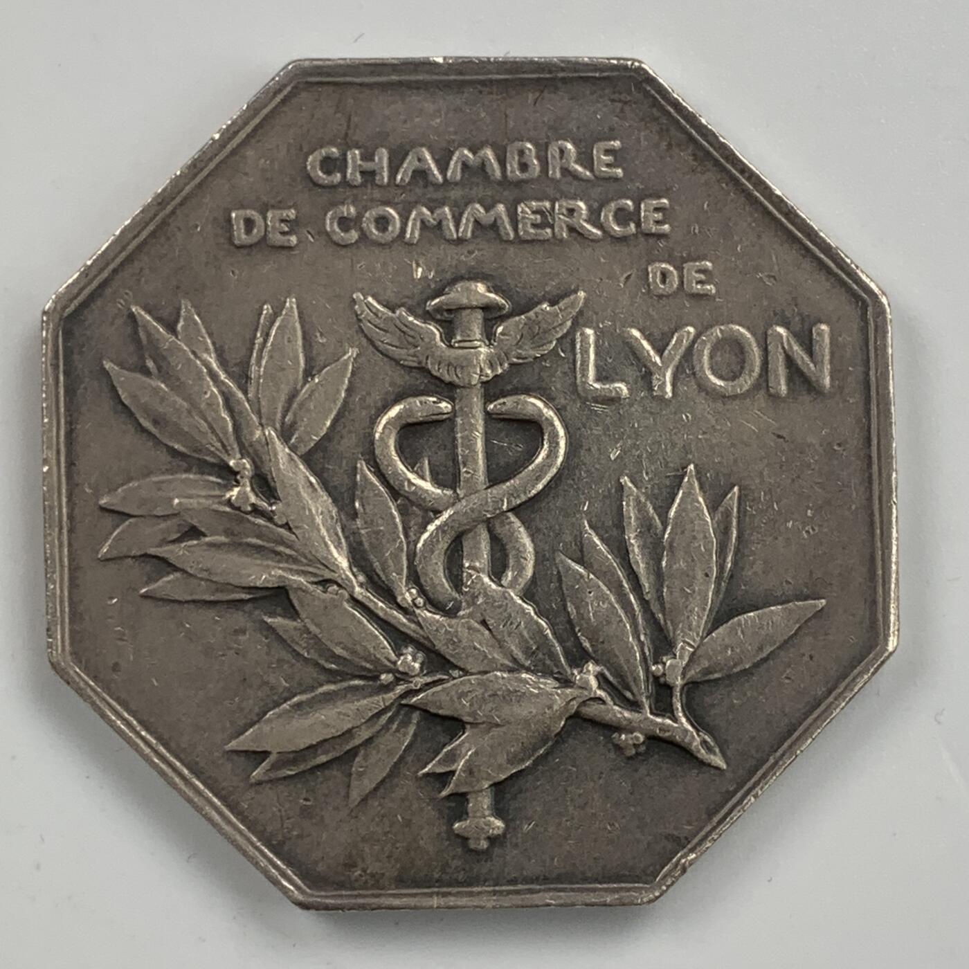 掌中浮雕-藏着的欧洲第053场 法国里昂商会八角银章，对边41.6mm，35.6g，奥斯卡·罗蒂作品