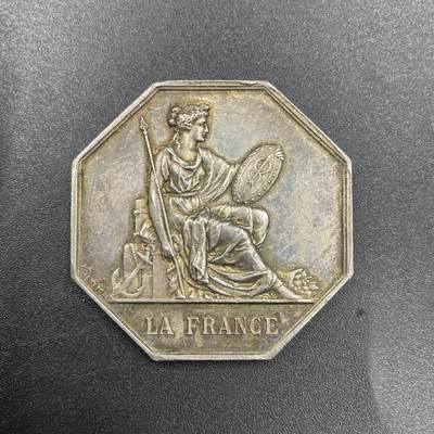 「木头集藏」章牌专场-第69场 - 法国人寿保险八角银章，直径：36.4 mm，18.6 g，边铭：丰饶角 ARGENT，品相不错。