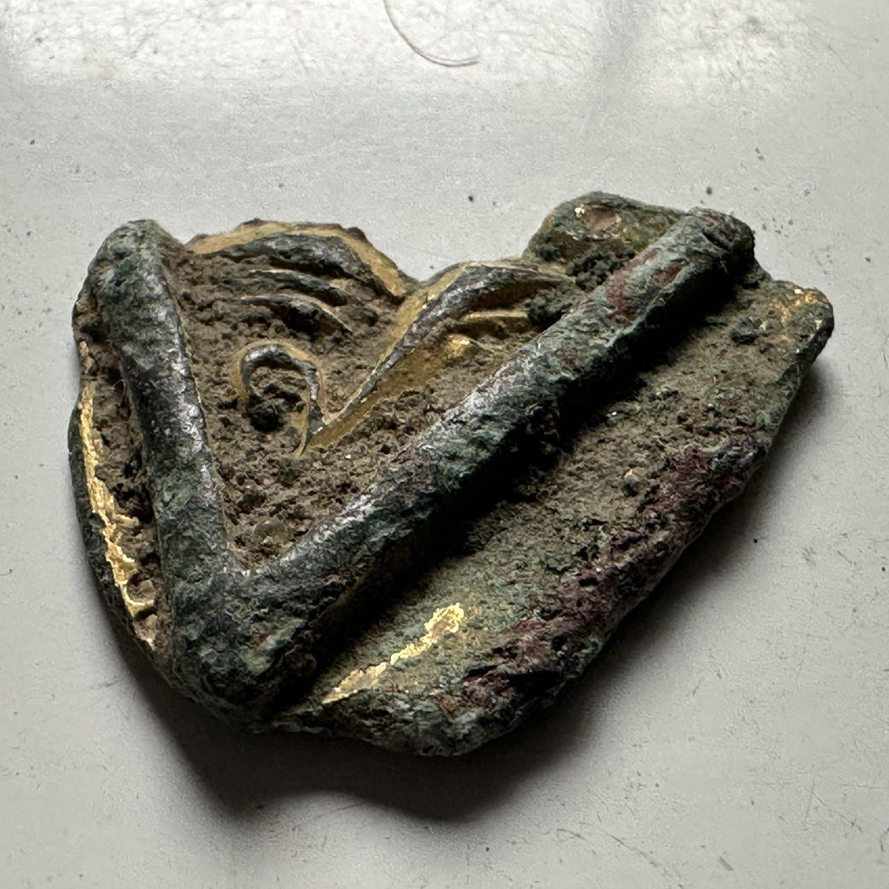 🌹外币初藏🌹🐯2026年第24场  每周二四六晚8️⃣点 接代拍 中国唐代鎏金铜佛背光残件 双叶纹 长约2cm 重约2.4g 生坑绿锈