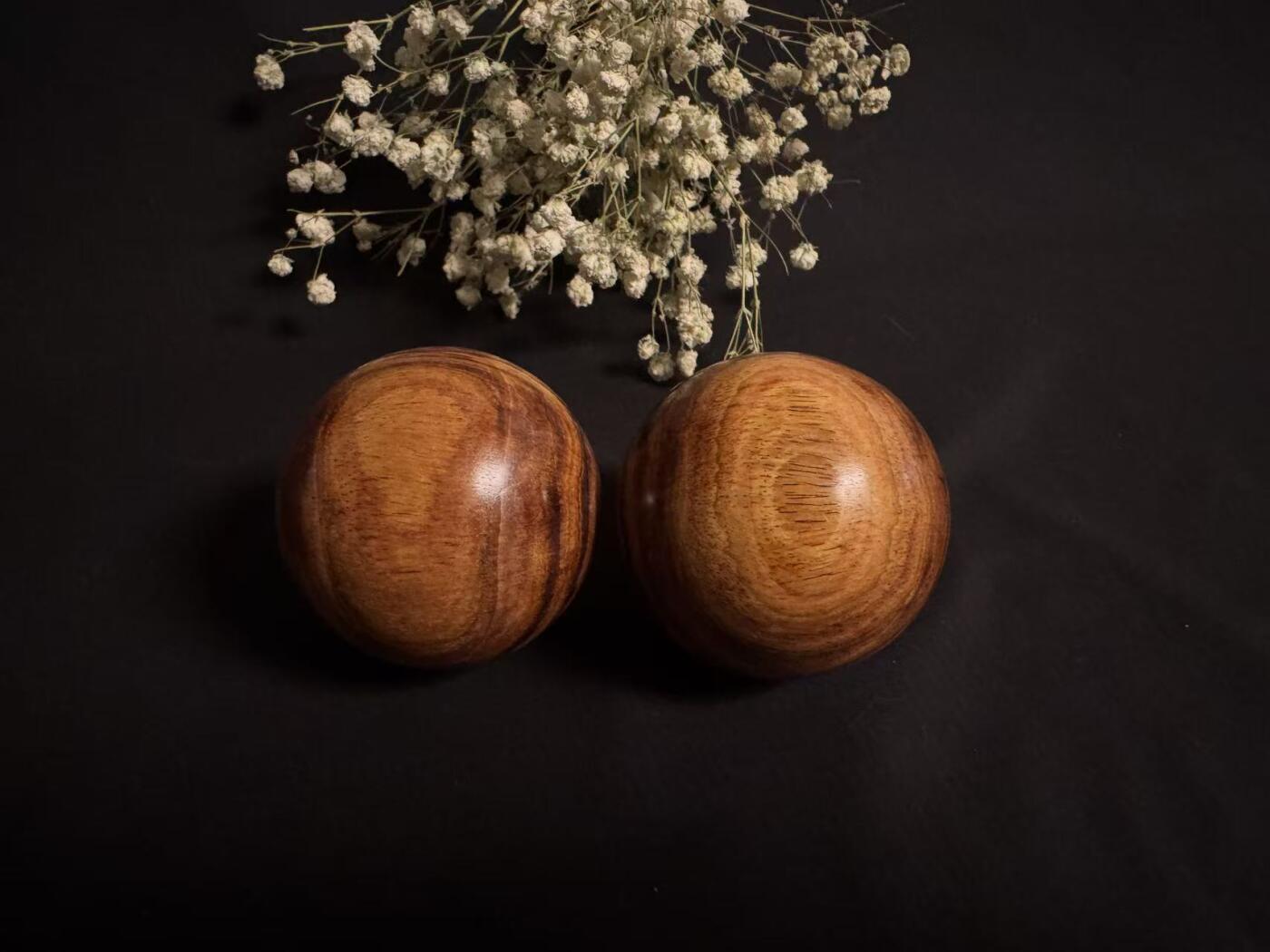 零元拍：  超美对眼海南黄花梨超大手球一对，尺寸：54-55MM