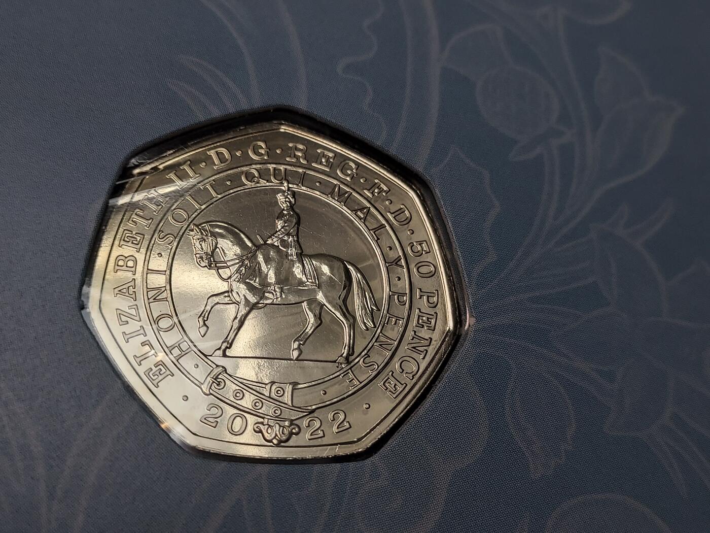 博彦收藏   3月7日 8点钱币专场 全场包邮 2022 女皇70周年50p 纪念币套折