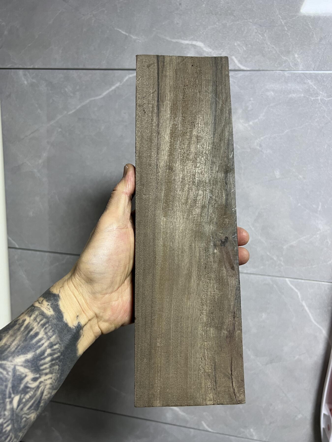 零元拍：NO.14乌木金丝楠 ，无需打磨就已经金光闪闪。满金丝药香，尺寸约：29.4/8.5/.3厚CM。