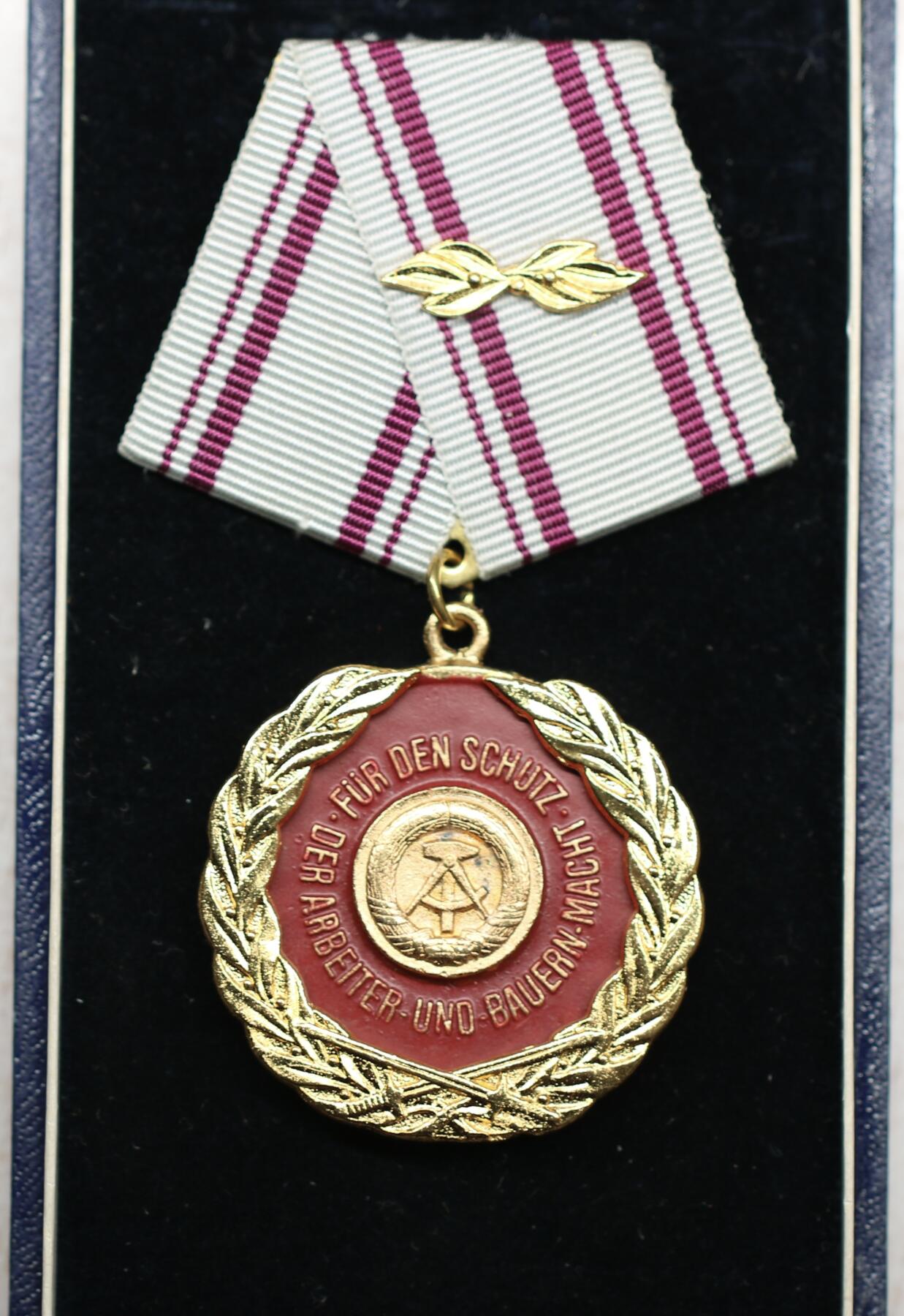 大猫徽章拍卖 第289期 东德民防部队功勋成员荣誉称号 1977年10月25日设立，授予民防部队成员和志愿者 表彰他们在提高民防战备方面确定的杰出成就和特殊功绩 以及多年来模范履行职责 每年5个名额