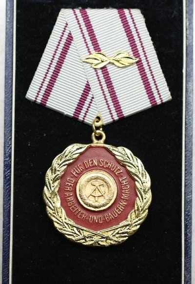 大猫徽章拍卖 第289期 - 东德民防部队功勋成员荣誉称号 1977年10月25日设立，授予民防部队成员和志愿者 表彰他们在提高民防战备方面确定的杰出成就和特殊功绩 以及多年来模范履行职责 每年5个名额