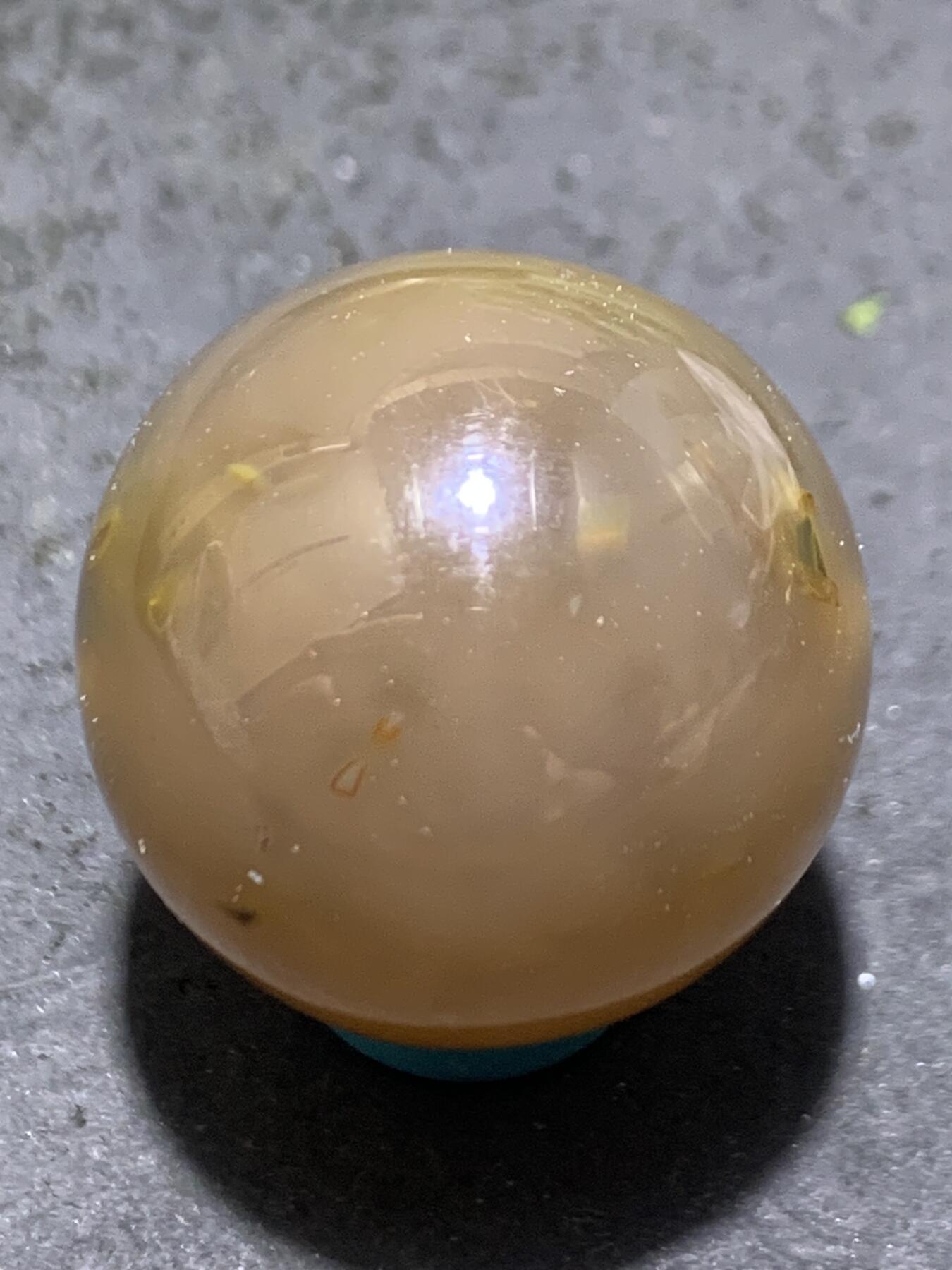 精美高润度冻料飘黄战国红玛圆珠一个，