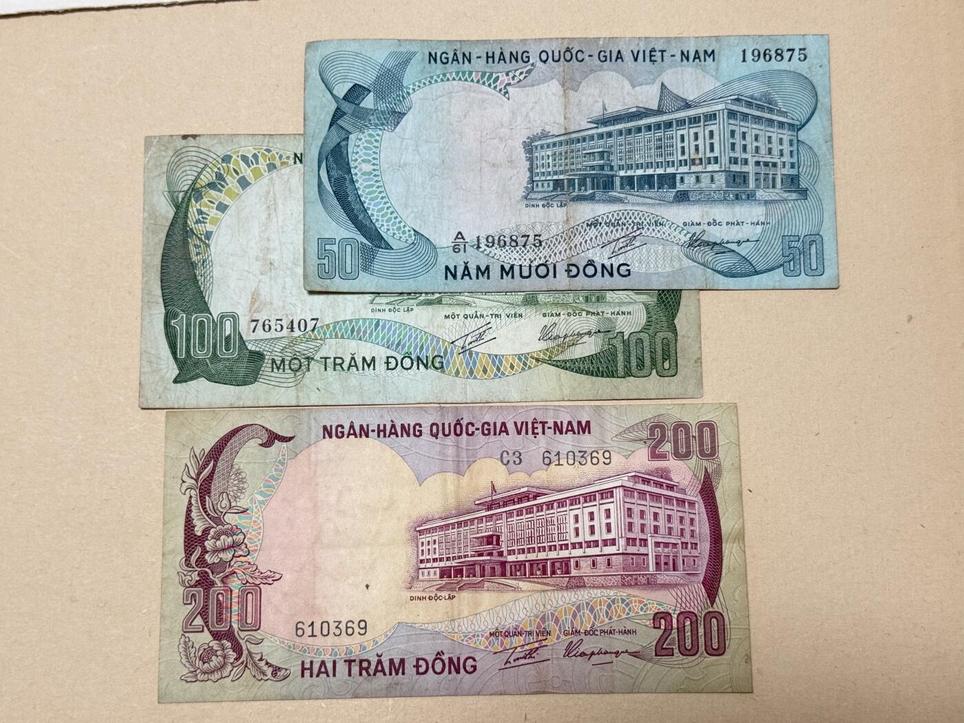 韵星假日钱币拍卖第2期 -- Rimey Holidays Coins & Banknotes Auction 2 南越1972 动物票 50、100、200盾三张 马、水牛、鹿 流通品相 