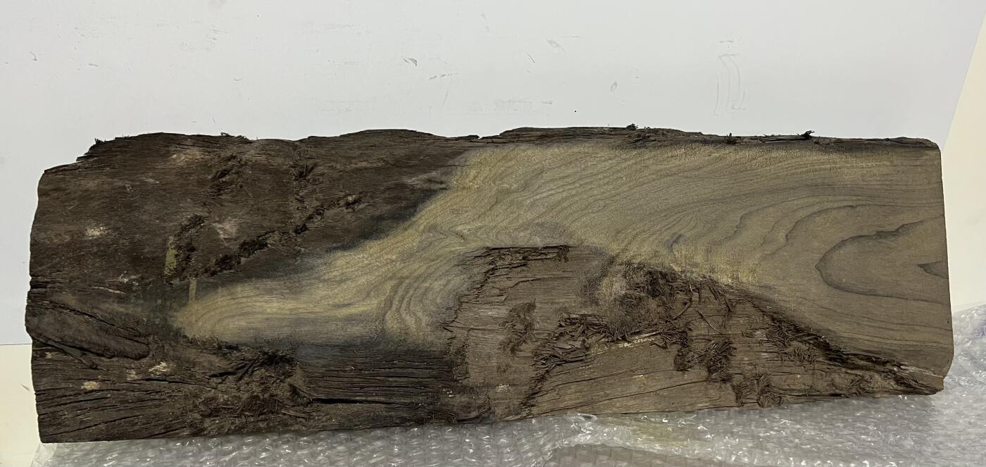 零元拍：NO.38 乌木金丝楠 绿阴沉山峰纹 做牌子，干泡台，无需打磨就已经金光闪闪。满金丝药香，尺寸约：66.5/19/3.4CM。