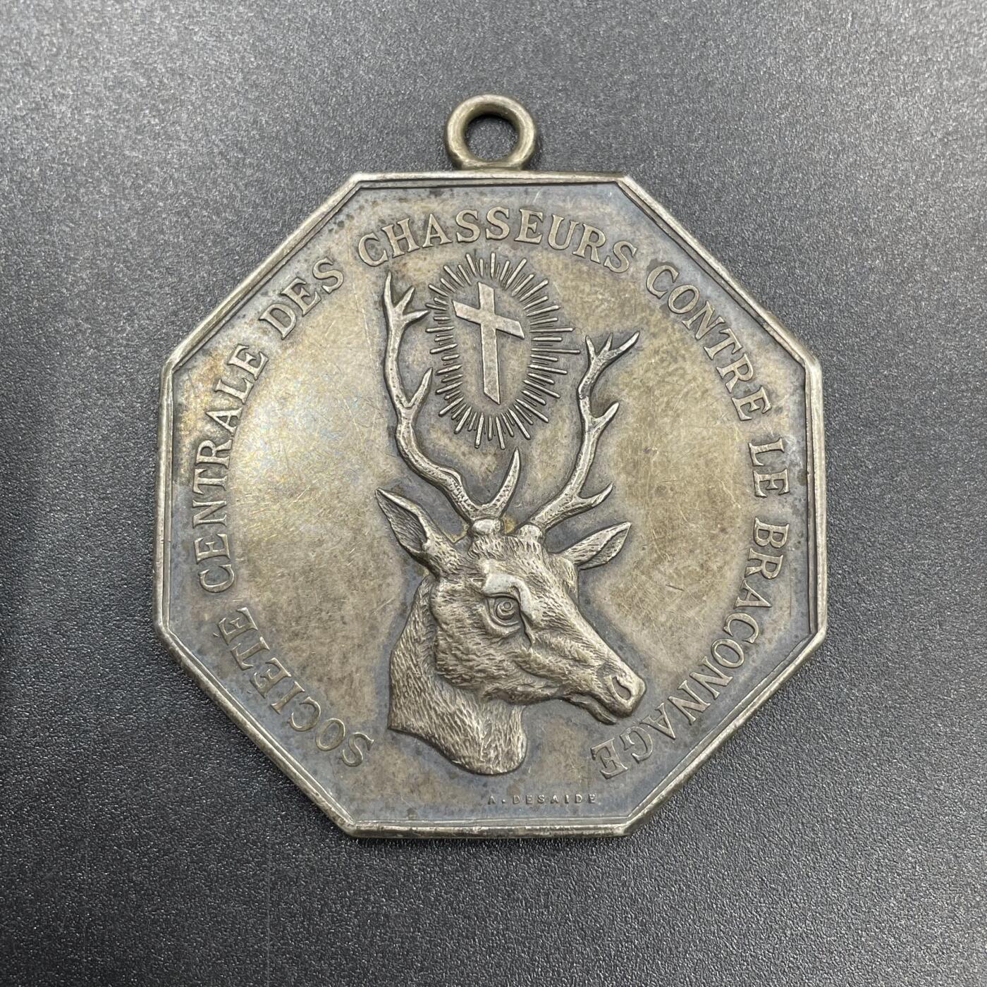 「木头集藏」章牌专场-第69场 1897年法国卢瓦雷省反偷猎协会银章，直径：46 mm，40.5 g，边铭：丰饶角 ARGENT，1897年授予卢瓦雷省宪兵队 Cupillard下士。