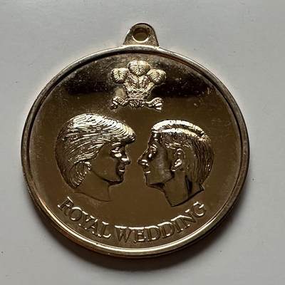 🌹外币初藏🌹🐯2026年第24场  每周二四六晚8️⃣点 接代拍 - 英国1981年查尔斯与戴安娜皇家婚礼纪念章 镀金铜质 带挂孔 近未流通 39mm 18.2g