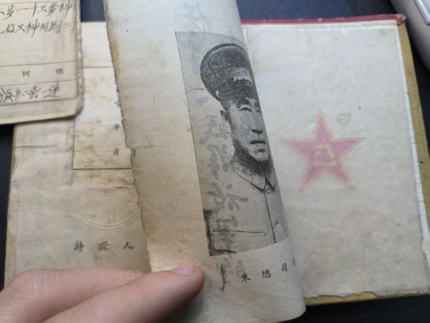 云宸嘉赏-勋臻精藏⭐️年后精品专拍场次🎖 su-M55时期“回乡转业建设军人证明书”原主張作模荣立三等功一次 完整记录了张作模同志从 1951 年参军到 1952 年转业的历程，是研究建国初期军队转业安置政策和基层社会变迁的珍贵实物