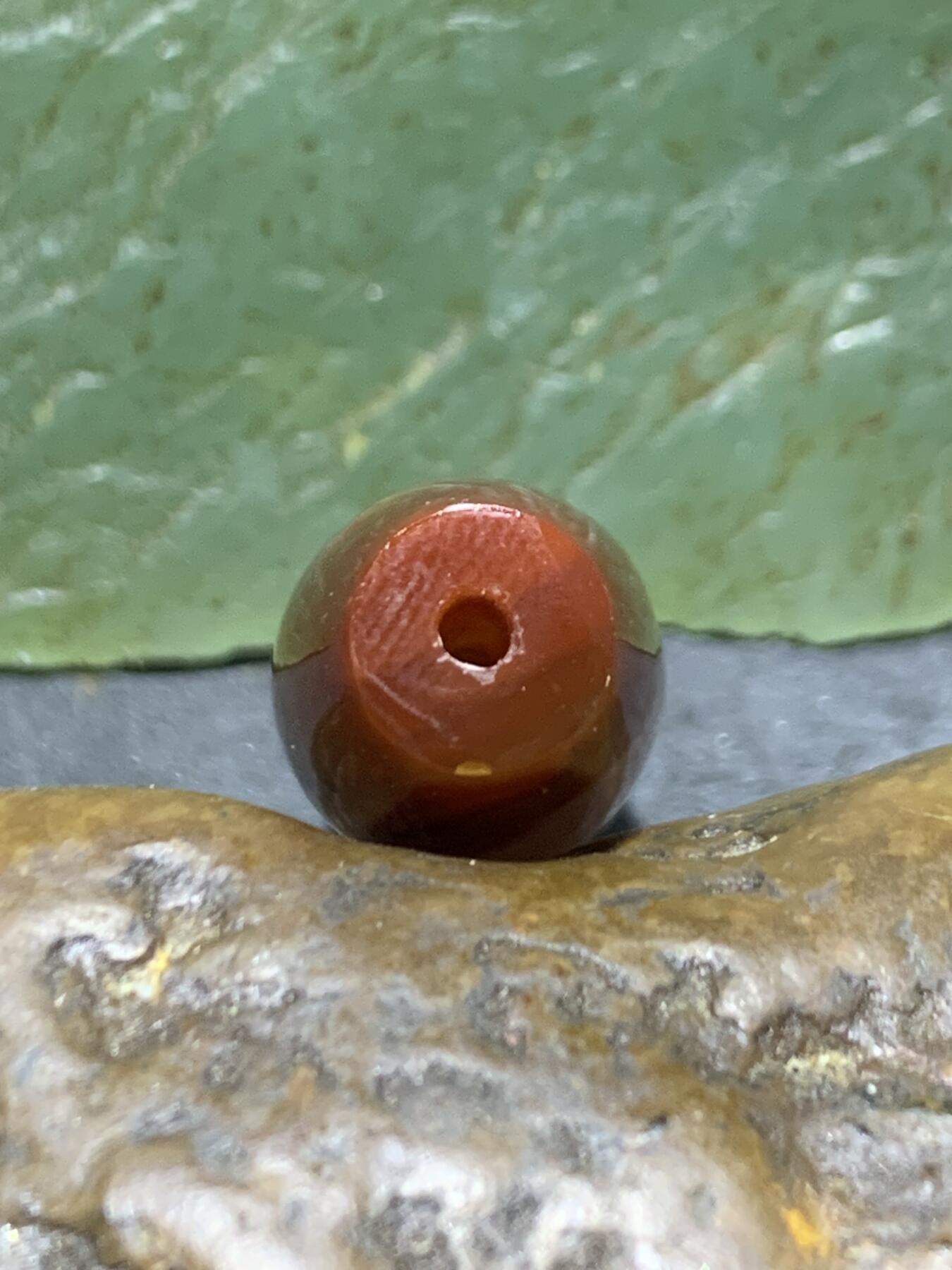 精美冰飘冻料战国红玛瑙天珠形桶珠一个，