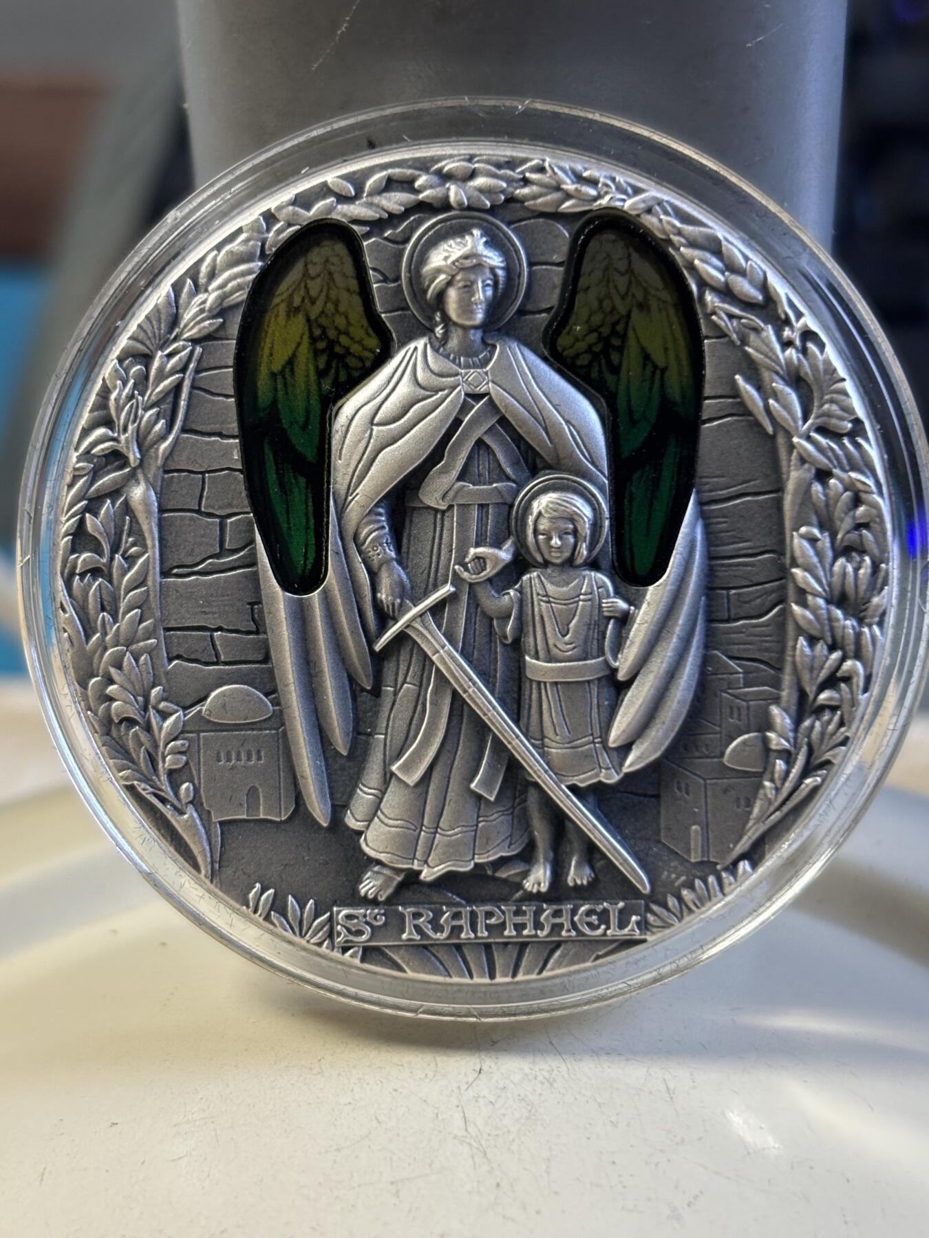 第192期拍卖 喀麦隆2022年天使3大天使拉斐尔嵌彩玻璃2盎司银币，999银，发行500枚