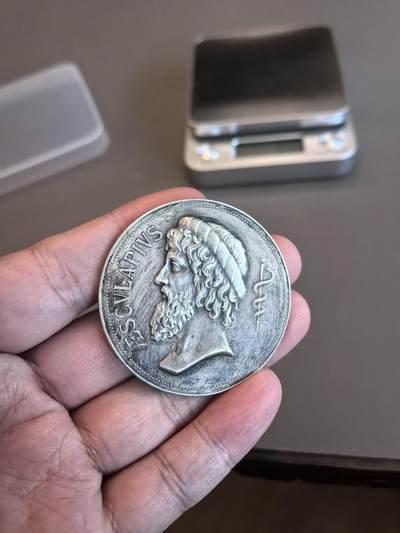 欧洲微章、铜章、银章和银币第二场 - 巴黎医学院博士论文银质纪念章（Esculapius） 这是一枚为纪念法国著名心脏外科医生 Marceau Servelle（1912-2002） 于1942年在巴黎医学院完成博士论文而颁发的银质纪念章50克。