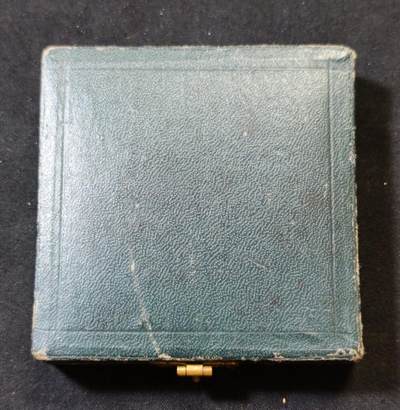 甄臻铺-世界币章拍卖（第53期），甄品场拍品征集中，送拍享返佣金等优惠多多 - 1870年法国银质纪念章，带原装盒子，直径51毫米，重61克，蜜蜂+ARGENT银标，原味老包浆，稀少品种