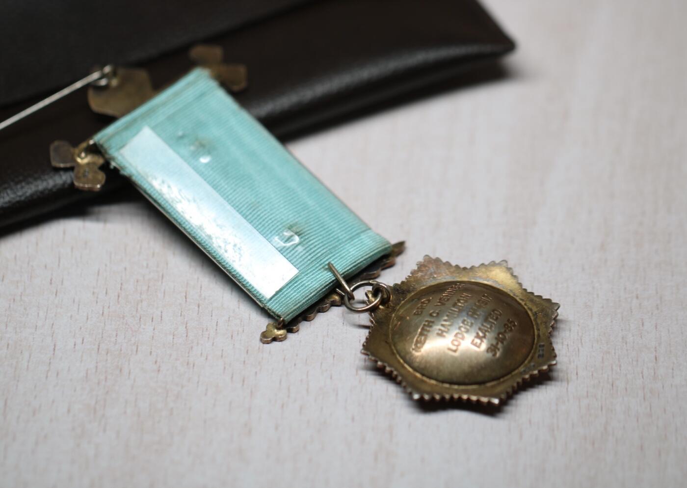 大猫徽章拍卖 第289期 英国皇家野牛会奖章.PALMA NON SINE PULVERE”（意为“荣耀源于磨砺”925银镀金材质局部珐琅，带原始皮袋，53.6g