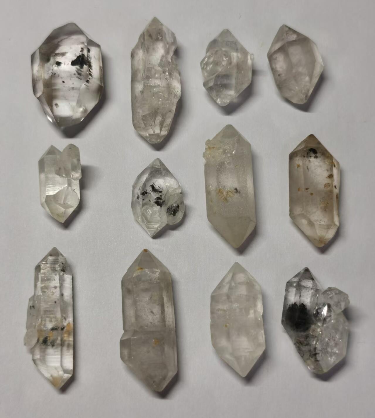 七河·世界世界币章杂件小拍（总第40期） 藏家出品X759（6）云贵闪灵水晶原石一组共12件，总重量约50多克 本件拍品由合作藏家邮寄