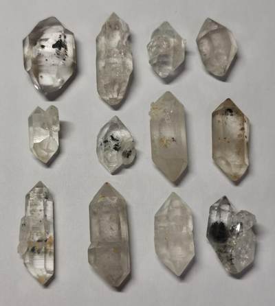 七河·世界世界币章杂件小拍（总第40期） - 藏家出品X759（6）云贵闪灵水晶原石一组共12件，总重量约50多克 本件拍品由合作藏家邮寄